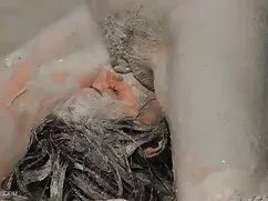مردی که نوزاد خود را ...
